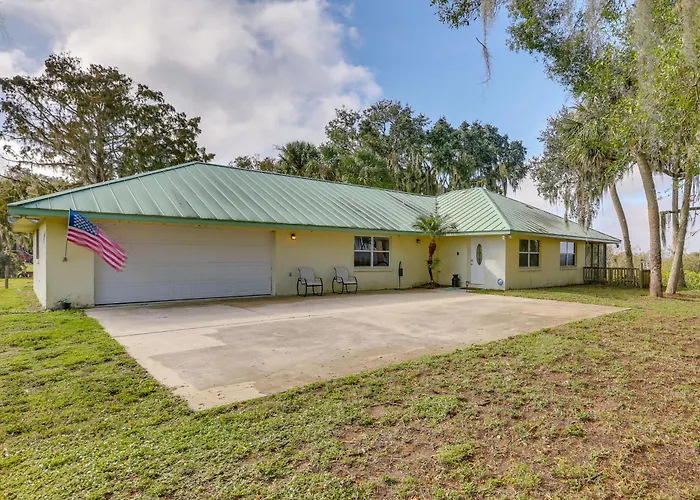 On Lake Istokpoga: Lorida Home W/ Lanai!