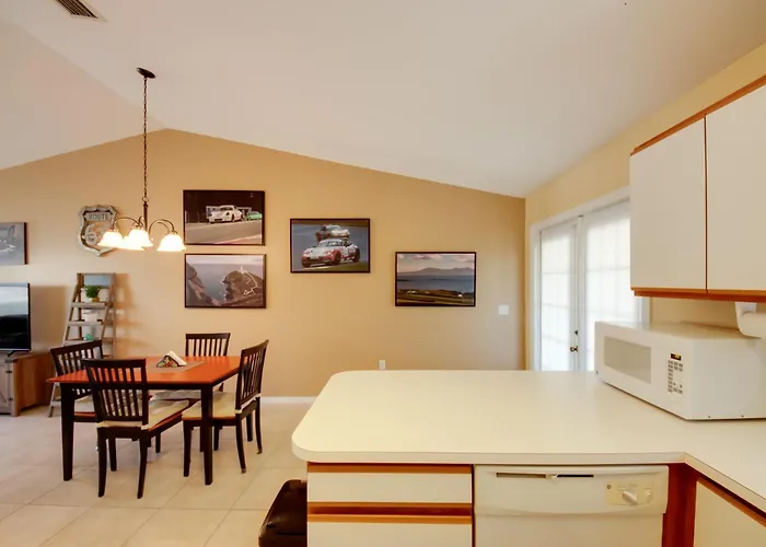 Screened Porch + Pool Access: Cozy Sebring Condo
